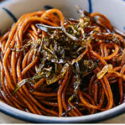 Oil Spilled Noodles with Greens 油泼面